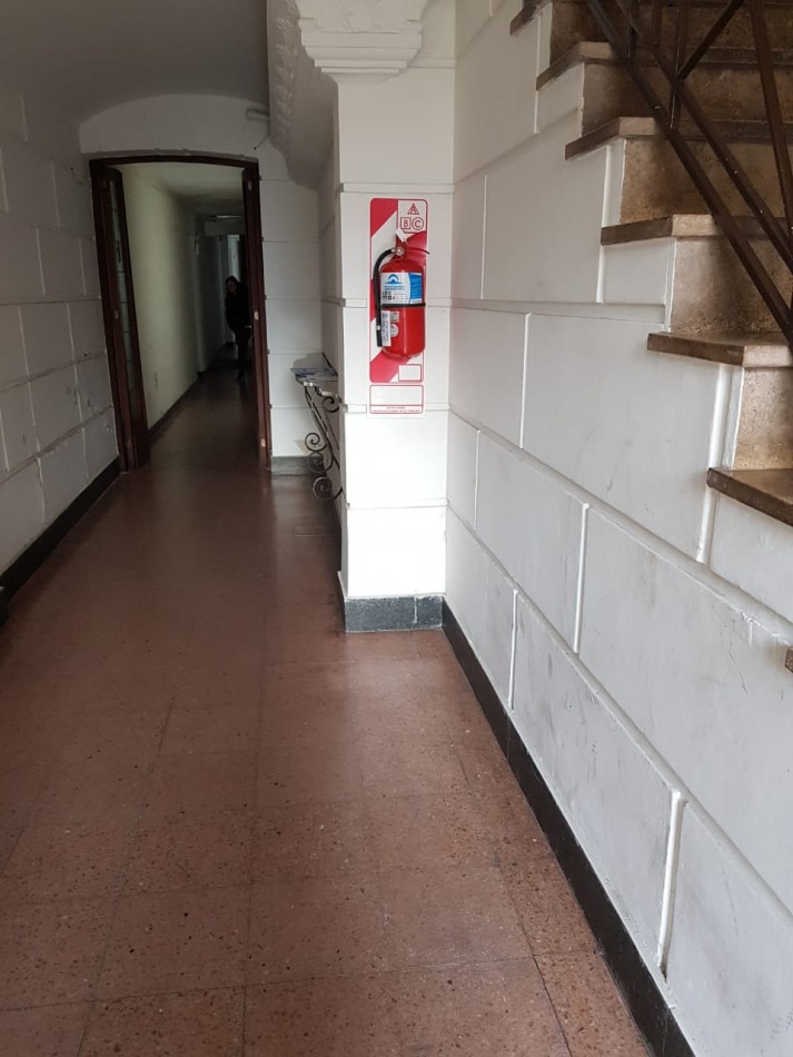 EN ALQUILER!. UN DORMITORIO Y COMODIN. PATIO. PELLEGRINI Y MITRE