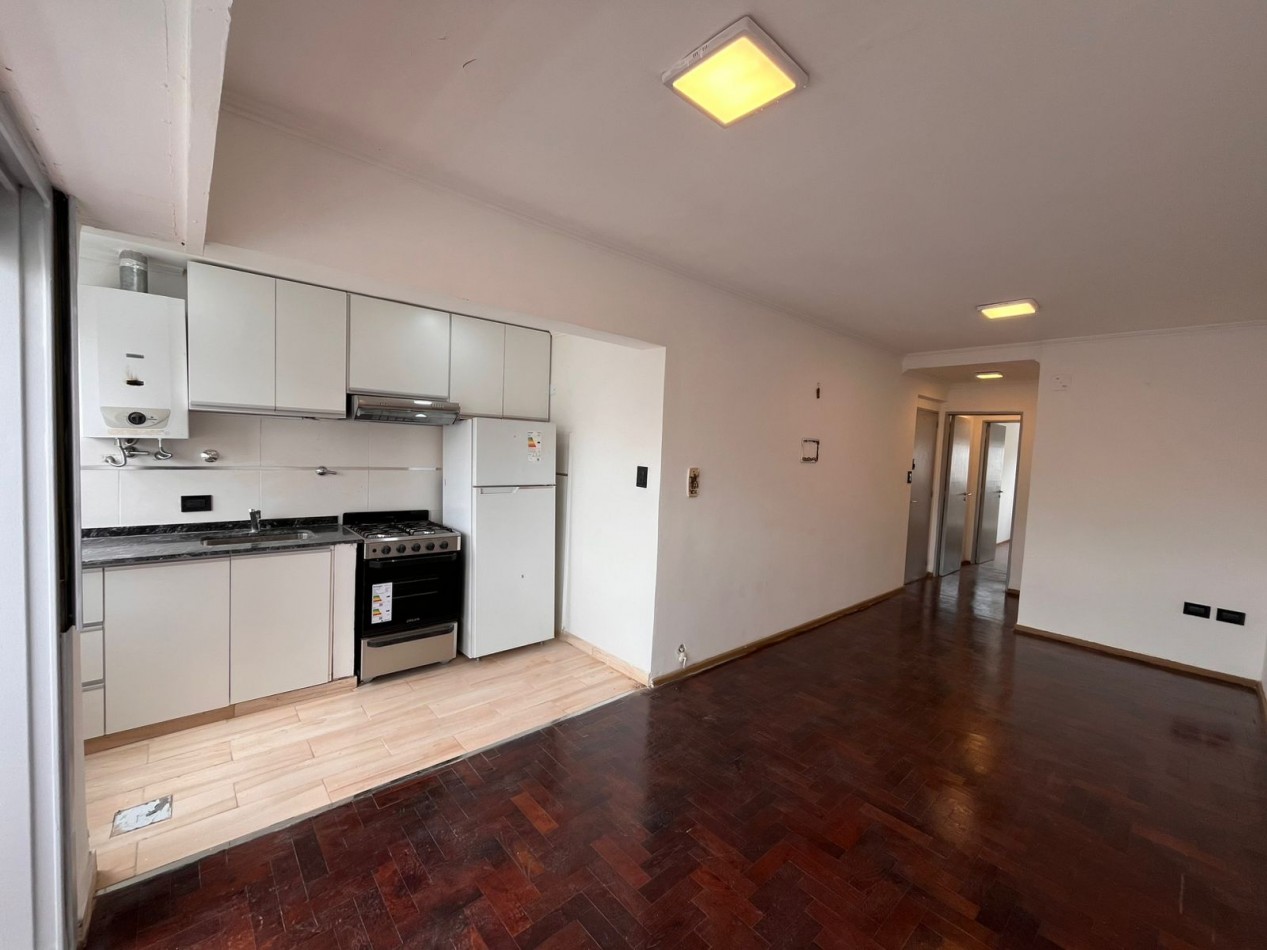 SEMIPISO DE UN DORMITORIO, RECICLADO A NUEVO, BALCON AL FRENTE - MITRE 1511