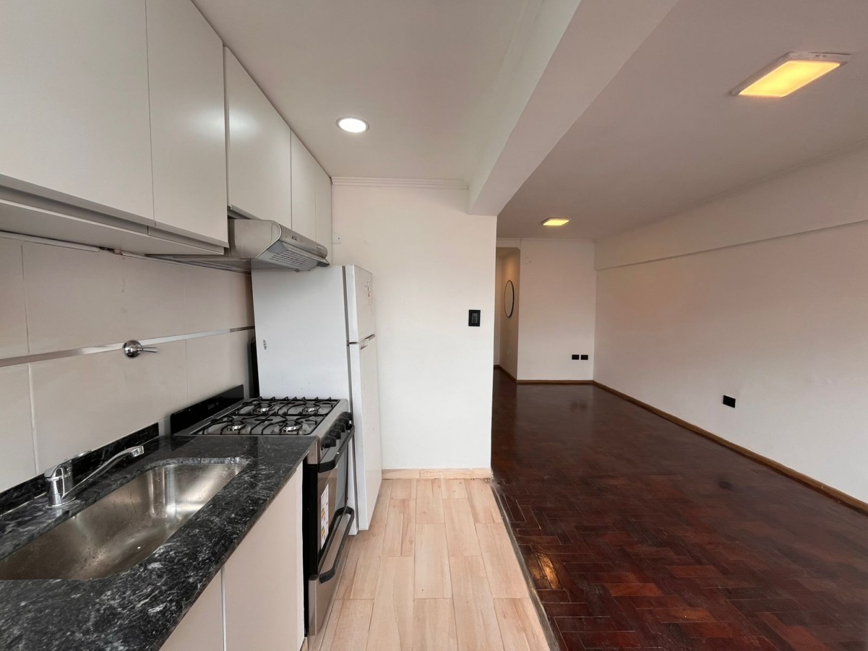 SEMIPISO DE UN DORMITORIO, RECICLADO A NUEVO, BALCON AL FRENTE - MITRE 1511