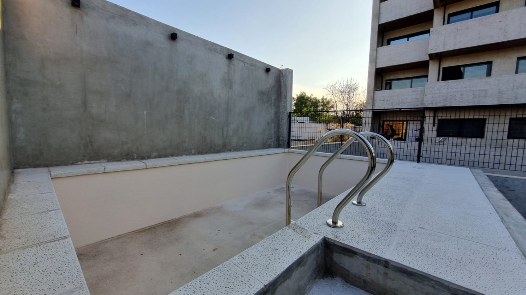 Amplio monoambiente con balcon y amenities - Cafferata 1500