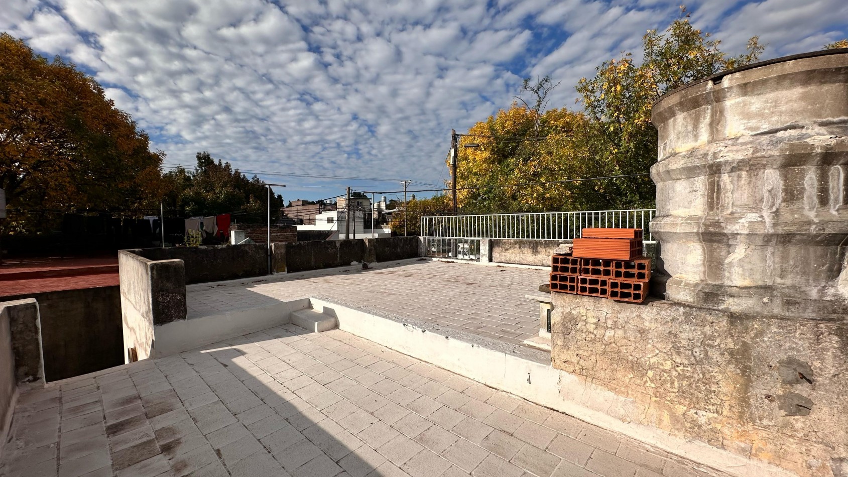 VENTA Casa al frente - Un dormitorio, galeria, patio, terraza - BARRIO BELLA VISTA