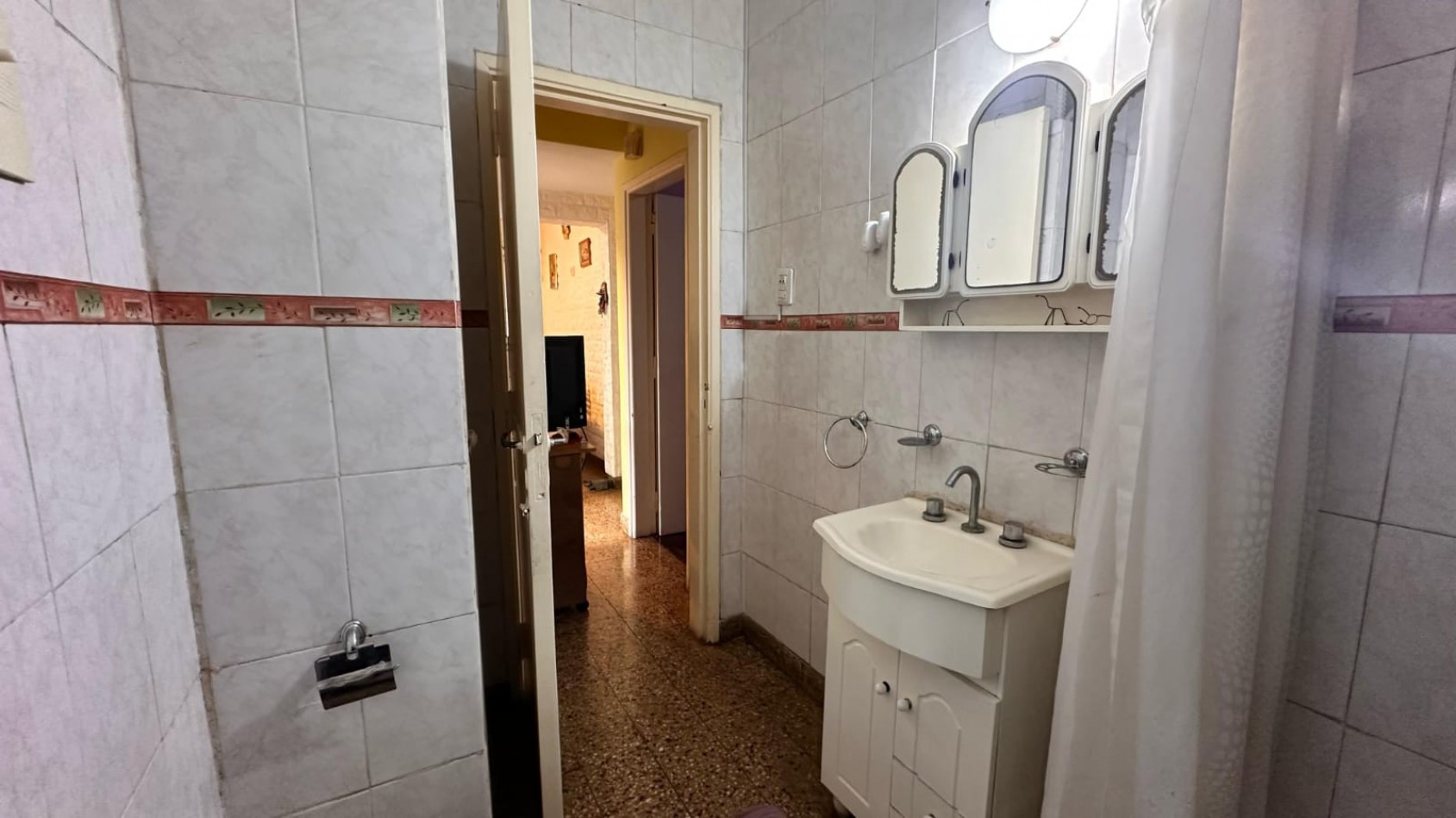 VENTA Casa al frente - Un dormitorio, galeria, patio, terraza - BARRIO BELLA VISTA
