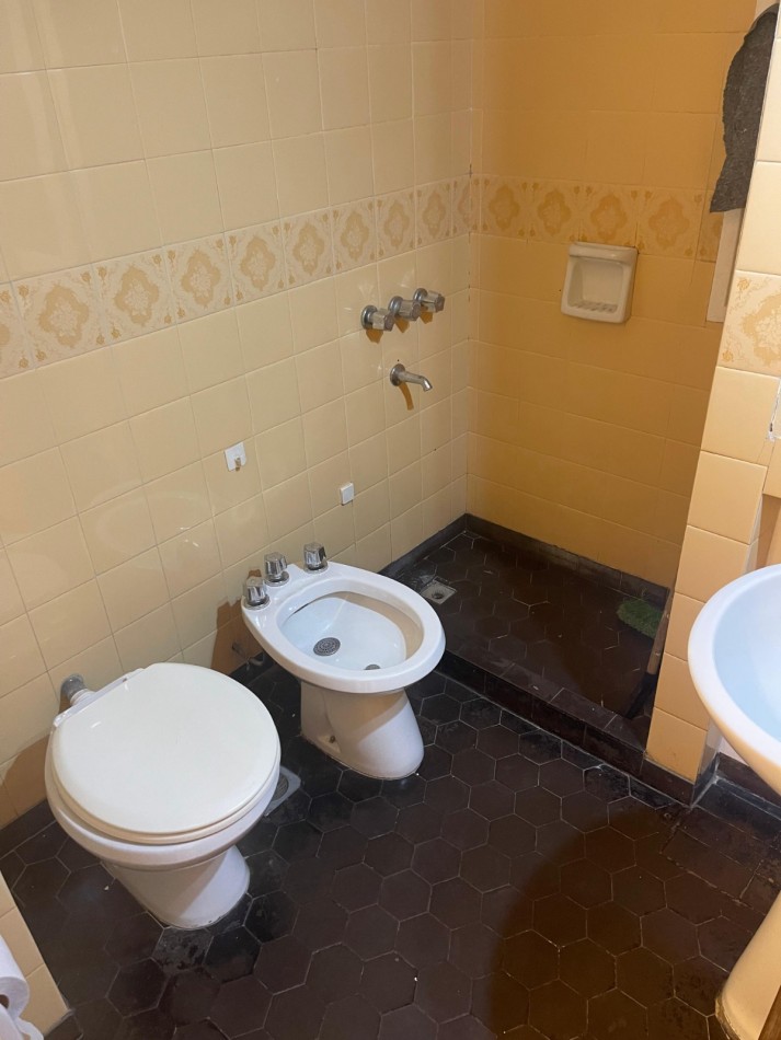 ¡EN ALQUILER! Amplio monoambiente al frente! con balcon. Guemes 2000