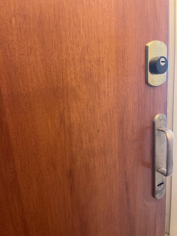 ¡EN ALQUILER! Amplio monoambiente al frente! con balcon. Guemes 2000