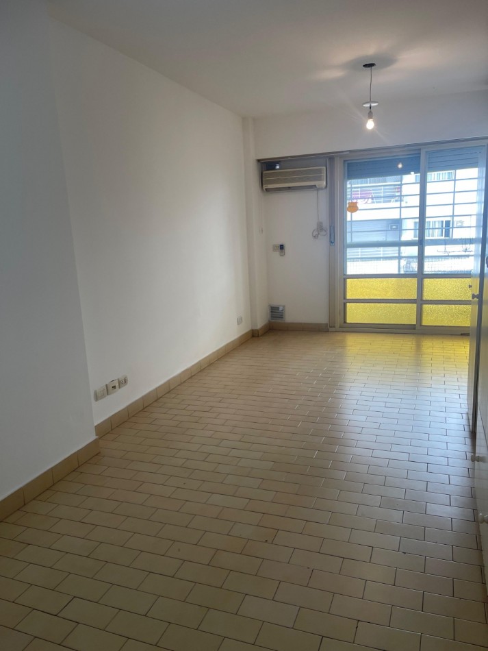 ¡EN ALQUILER! Amplio monoambiente al frente! con balcon. Guemes 2000