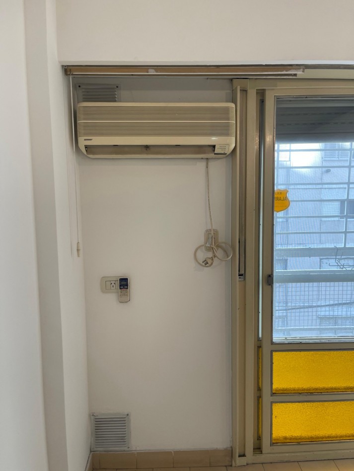 ¡EN ALQUILER! Amplio monoambiente al frente! con balcon. Guemes 2000