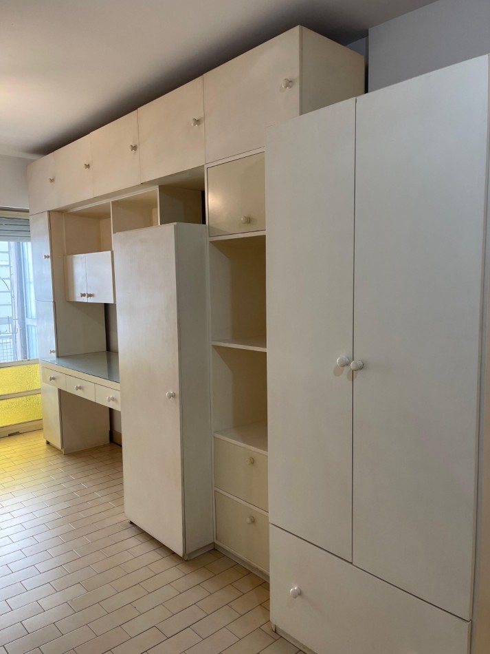 ¡EN ALQUILER! Amplio monoambiente al frente! con balcon. Guemes 2000