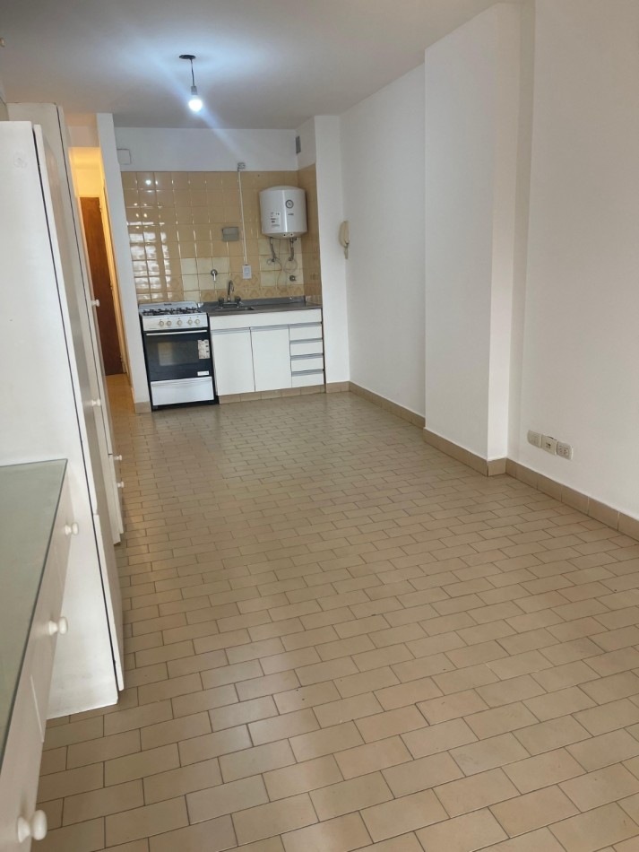 ¡EN ALQUILER! Amplio monoambiente al frente! con balcon. Guemes 2000