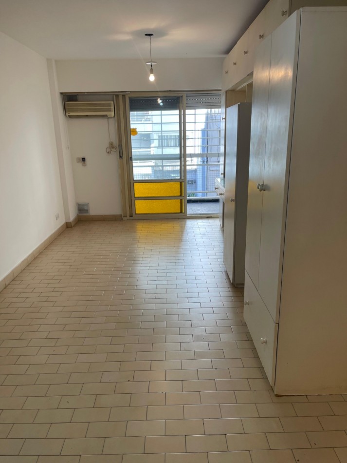 ¡EN ALQUILER! Amplio monoambiente al frente! con balcon. Guemes 2000