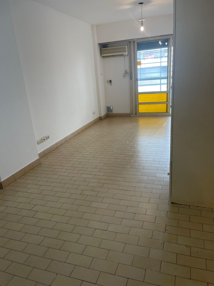 ¡EN ALQUILER! Amplio monoambiente al frente! con balcon. Guemes 2000