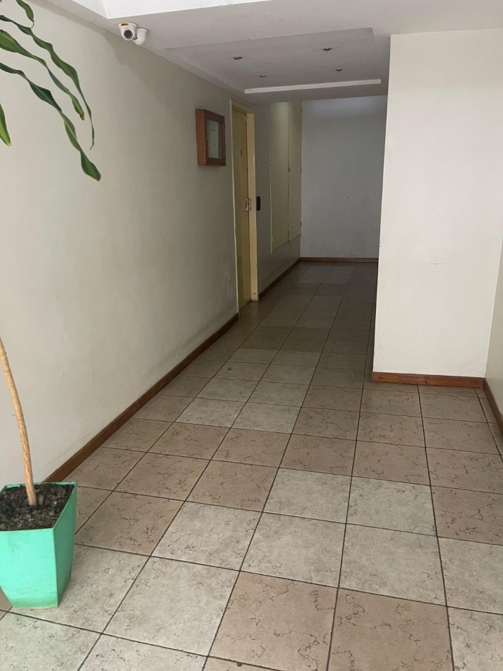 ¡EN ALQUILER! Amplio monoambiente al frente! con balcon. Guemes 2000