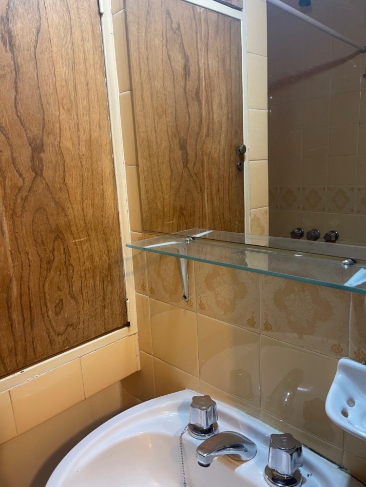 ¡EN ALQUILER! Amplio monoambiente al frente! con balcon. Guemes 2000