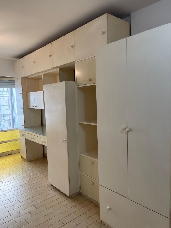 ¡EN ALQUILER! Amplio monoambiente al frente! con balcon. Guemes 2000