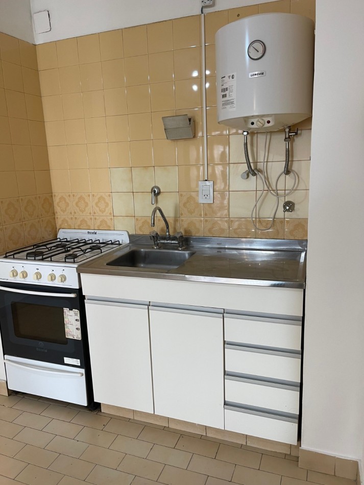 ¡EN ALQUILER! Amplio monoambiente al frente! con balcon. Guemes 2000