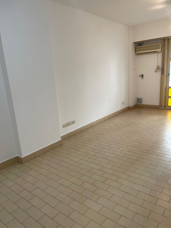 ¡EN ALQUILER! Amplio monoambiente al frente! con balcon. Guemes 2000