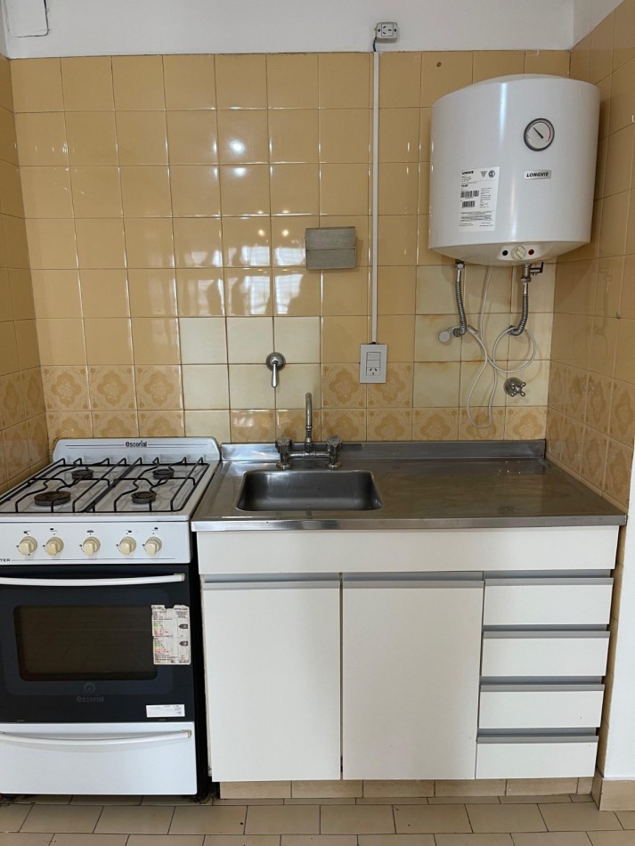 ¡EN ALQUILER! Amplio monoambiente al frente! con balcon. Guemes 2000