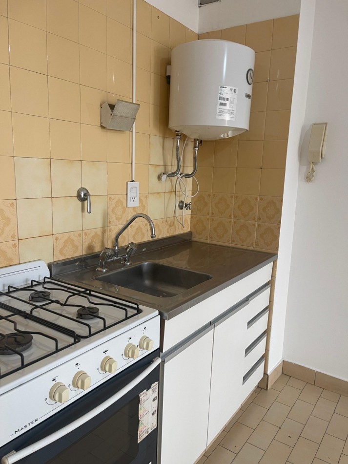 ¡EN ALQUILER! Amplio monoambiente al frente! con balcon. Guemes 2000