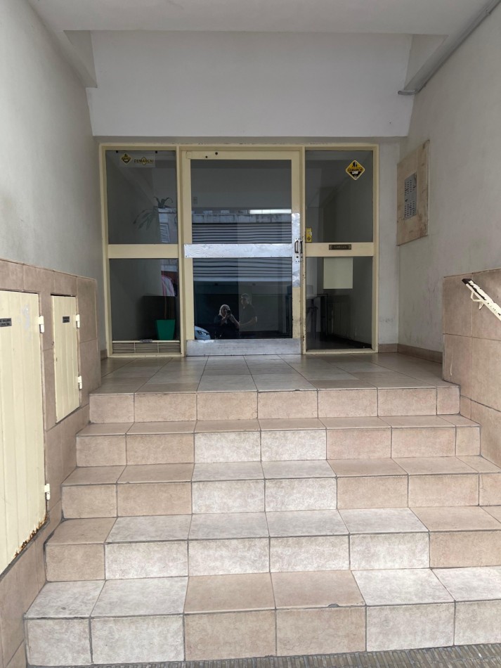 ¡EN ALQUILER! Amplio monoambiente al frente! con balcon. Guemes 2000