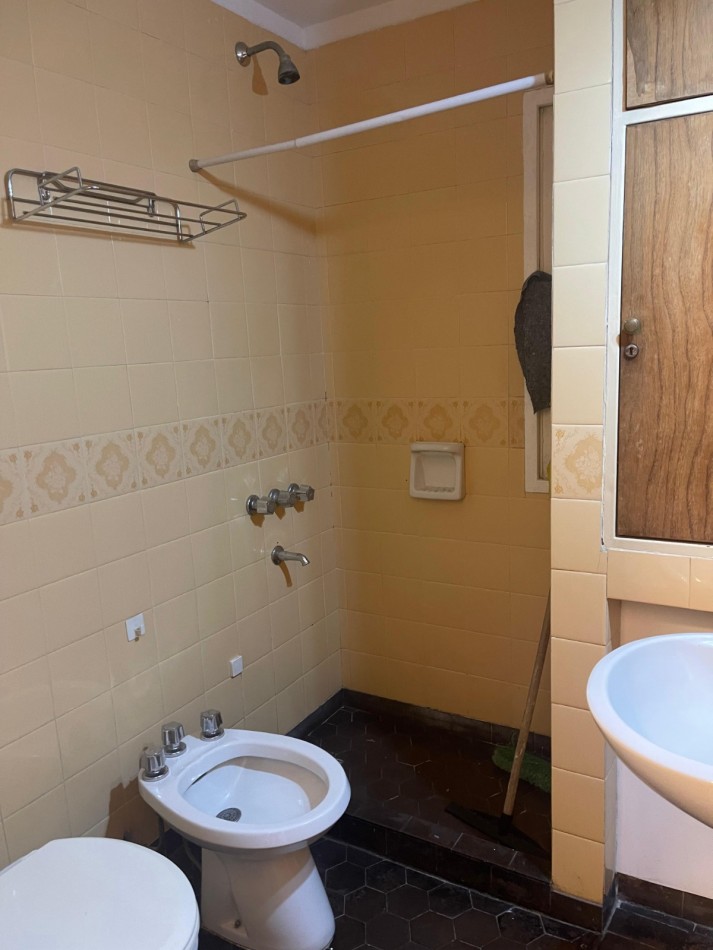 ¡EN ALQUILER! Amplio monoambiente al frente! con balcon. Guemes 2000