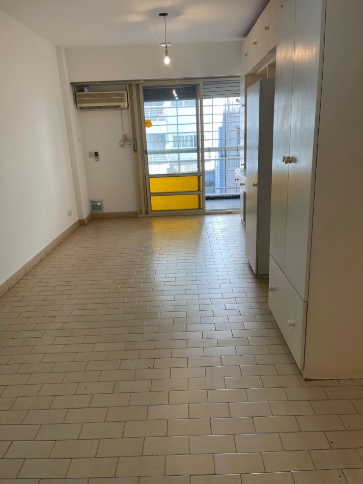 ¡EN ALQUILER! Amplio monoambiente al frente! con balcon. Guemes 2000