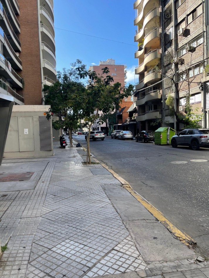 ¡EN ALQUILER! Amplio monoambiente al frente! con balcon. Guemes 2000