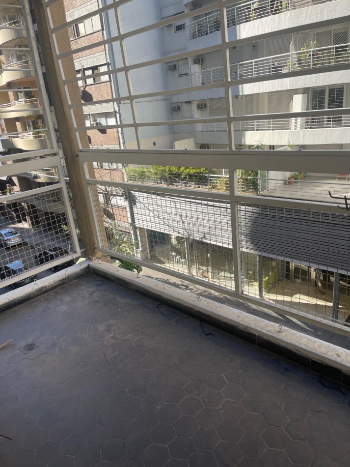 ¡EN ALQUILER! Amplio monoambiente al frente! con balcon. Guemes 2000