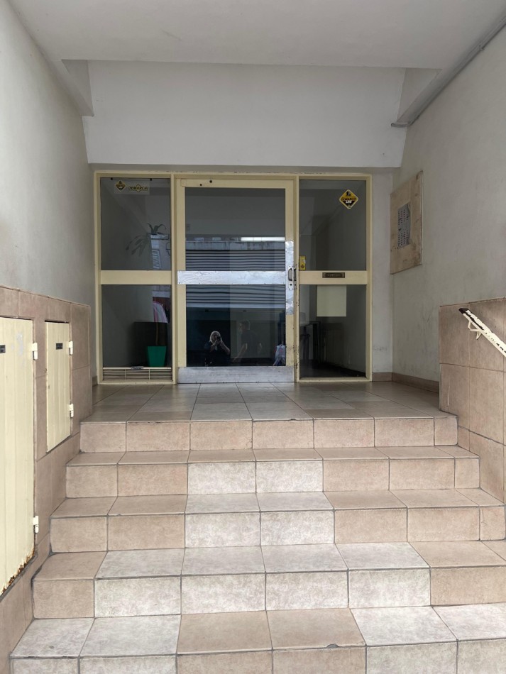 ¡EN ALQUILER! Amplio monoambiente al frente! con balcon. Guemes 2000