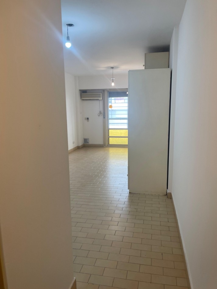 ¡EN ALQUILER! Amplio monoambiente al frente! con balcon. Guemes 2000