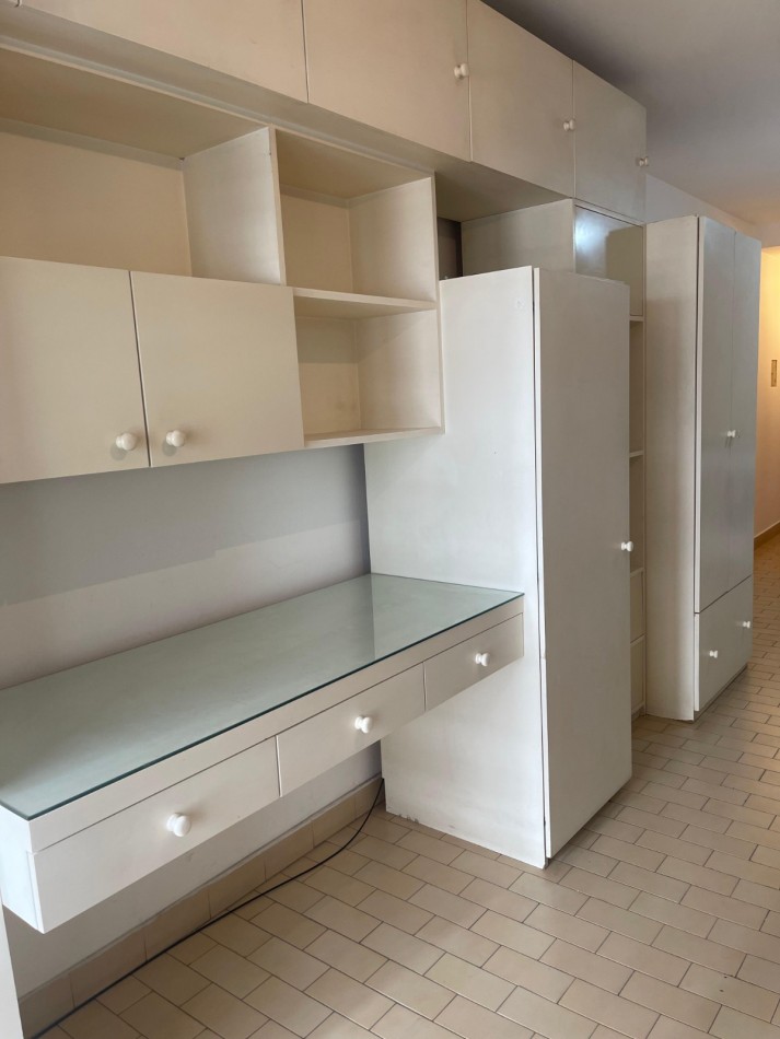 ¡EN ALQUILER! Amplio monoambiente al frente! con balcon. Guemes 2000