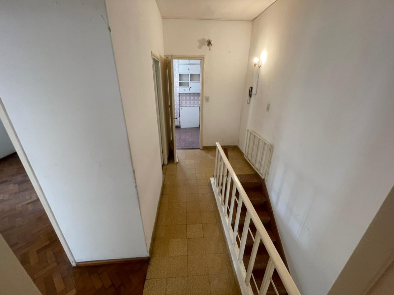 EN VENTA! Departamento de pasillo 4 ambientes en pleno centro! Pte. Roca 1300