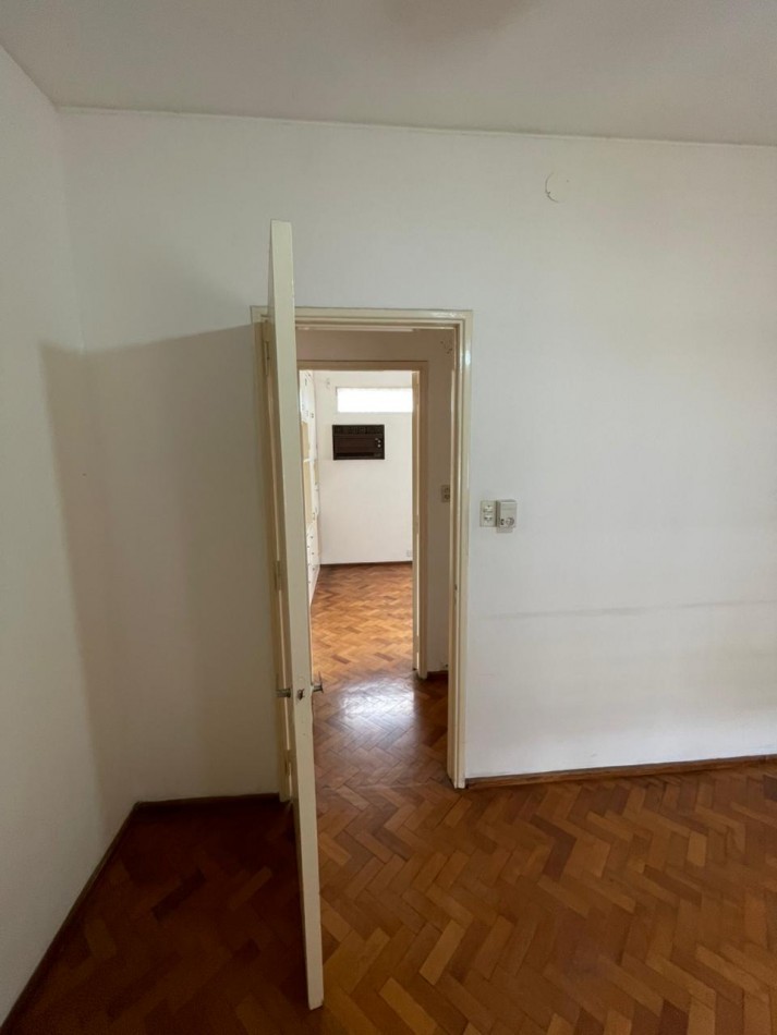 EN VENTA! Departamento de pasillo 4 ambientes en pleno centro! Pte. Roca 1300