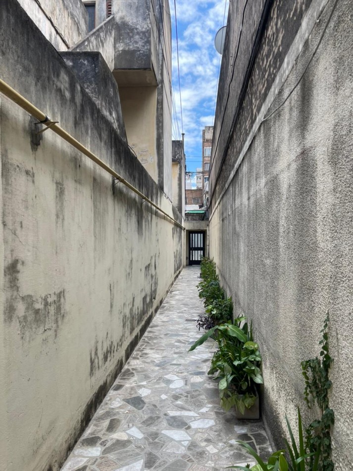 EN VENTA! Departamento de pasillo 4 ambientes en pleno centro! Pte. Roca 1300