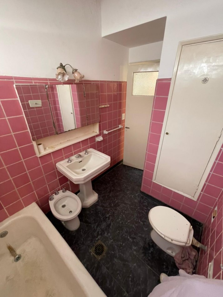 EN VENTA! Departamento de pasillo 4 ambientes en pleno centro! Pte. Roca 1300