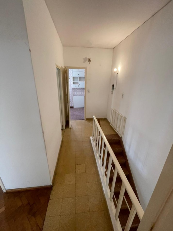 EN VENTA! Departamento de pasillo 4 ambientes en pleno centro! Pte. Roca 1300