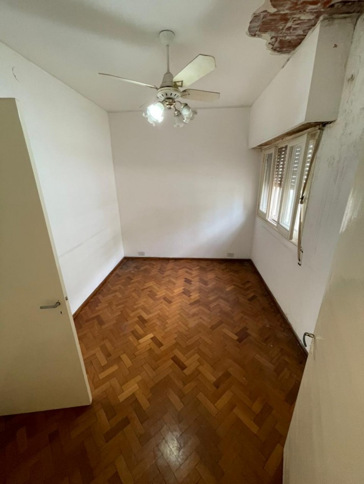 EN VENTA! Departamento de pasillo 4 ambientes en pleno centro! Pte. Roca 1300