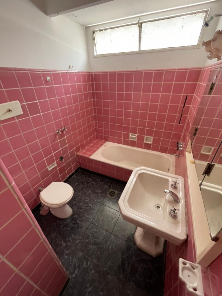 EN VENTA! Departamento de pasillo 4 ambientes en pleno centro! Pte. Roca 1300