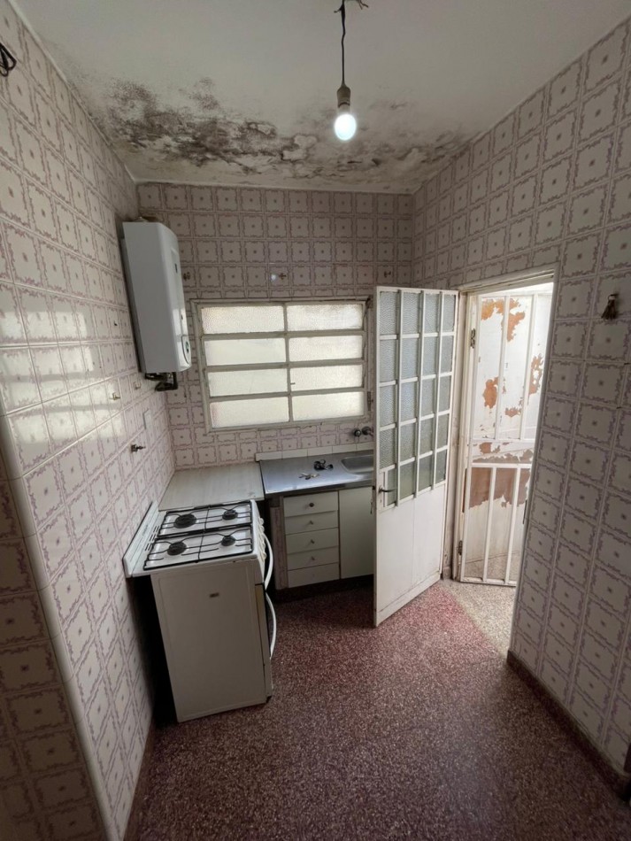 EN VENTA! Departamento de pasillo 4 ambientes en pleno centro! Pte. Roca 1300