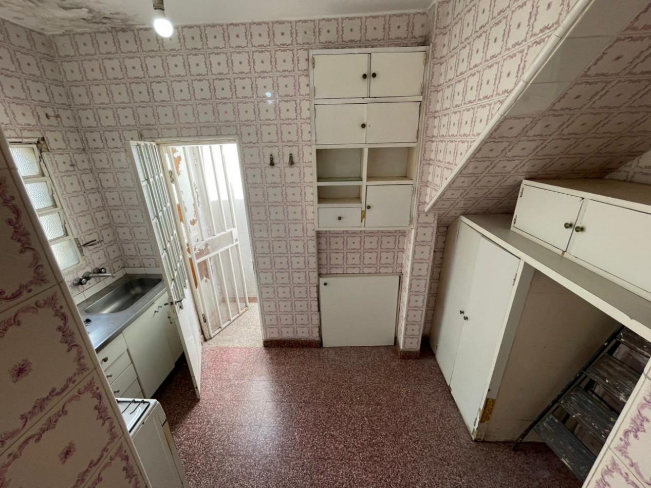 EN VENTA! Departamento de pasillo 4 ambientes en pleno centro! Pte. Roca 1300