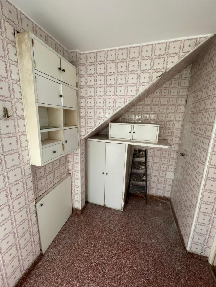 EN VENTA! Departamento de pasillo 4 ambientes en pleno centro! Pte. Roca 1300