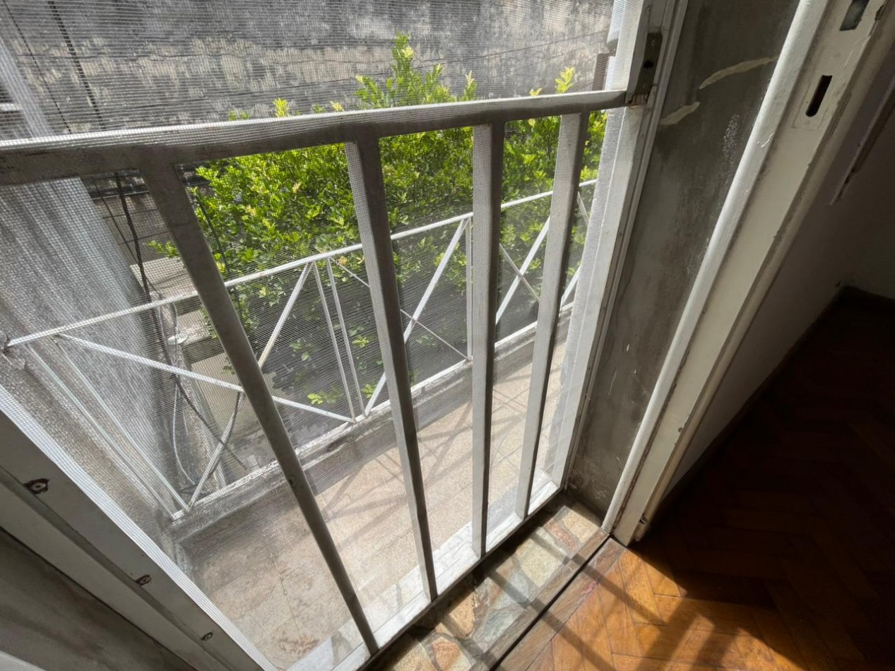 EN VENTA! Departamento de pasillo 4 ambientes en pleno centro! Pte. Roca 1300