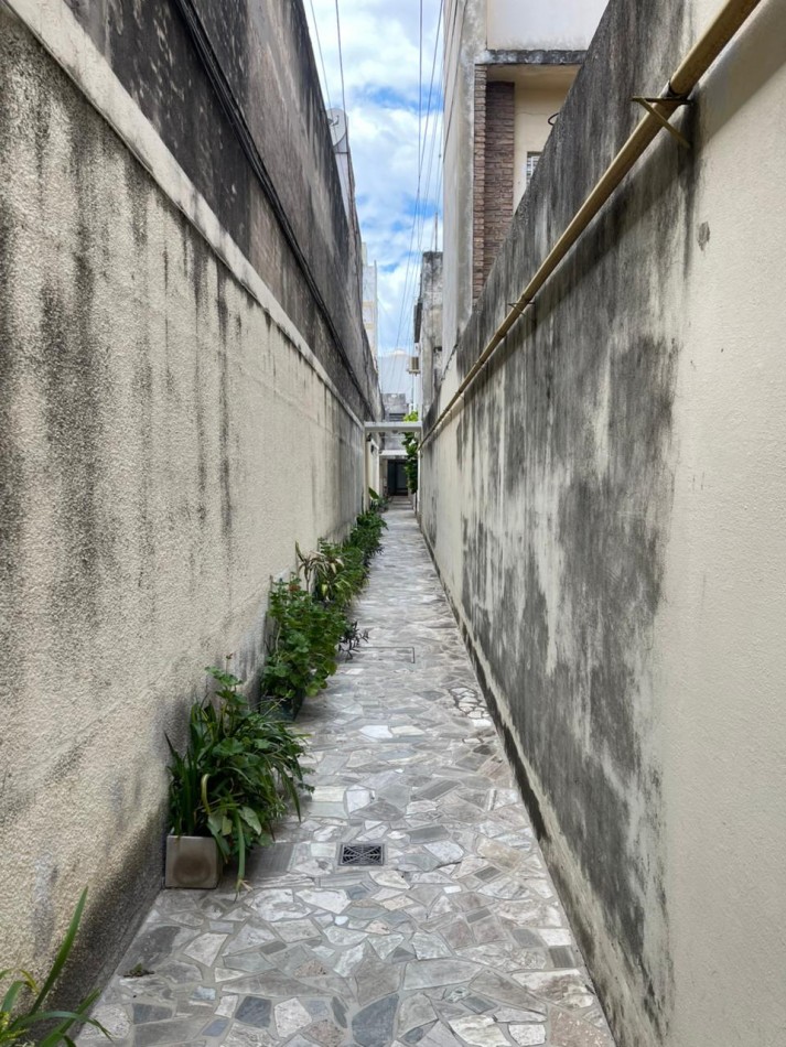 EN VENTA! Departamento de pasillo 4 ambientes en pleno centro! Pte. Roca 1300