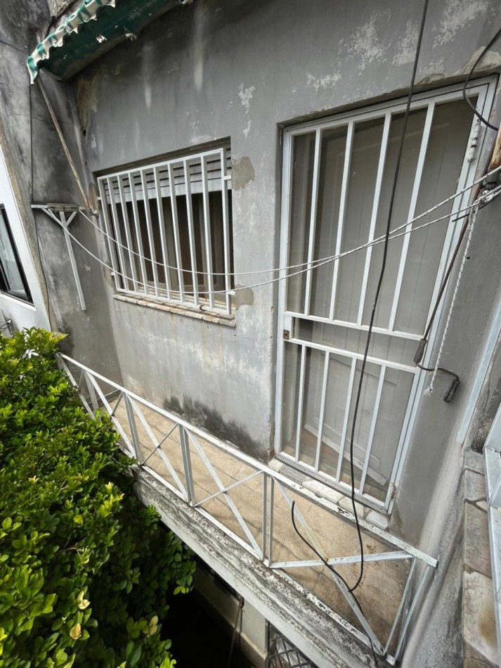 EN VENTA! Departamento de pasillo 4 ambientes en pleno centro! Pte. Roca 1300