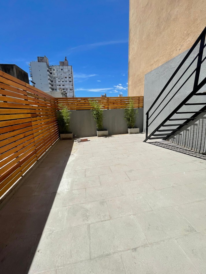 EN VENTA. Depto 3 dormitorios en planta alta con ingreso exclusivo. mitre 1733