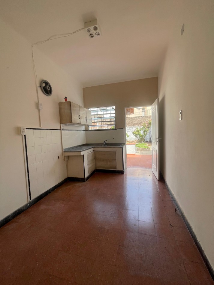 EN ALQUILER!! CASA con patio y terraza en zona sur. Gutierrez 1000