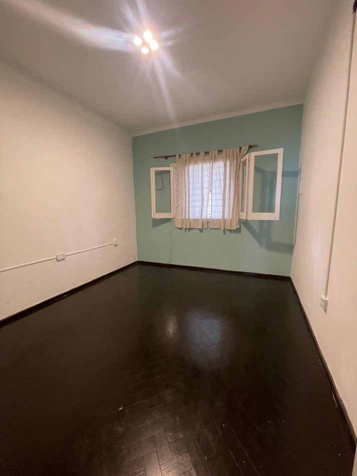 EN ALQUILER!! CASA con patio y terraza en zona sur. Gutierrez 1000