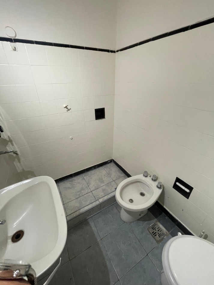 EN ALQUILER!! CASA con patio y terraza en zona sur. Gutierrez 1000