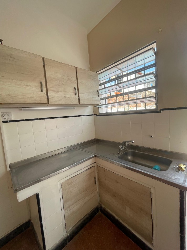 EN ALQUILER!! CASA con patio y terraza en zona sur. Gutierrez 1000