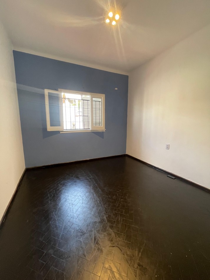 EN ALQUILER!! CASA con patio y terraza en zona sur. Gutierrez 1000