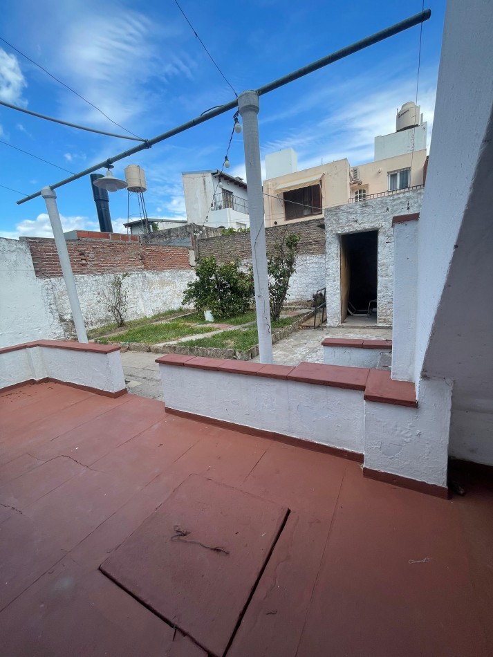 EN ALQUILER!! CASA con patio y terraza en zona sur. Gutierrez 1000
