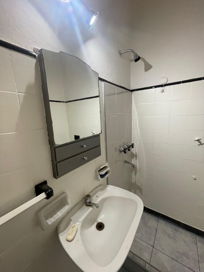 EN ALQUILER!! CASA con patio y terraza en zona sur. Gutierrez 1000